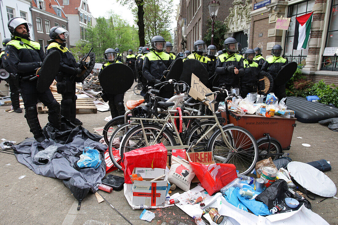 Niederländische Anti-Riot-Polizei durchbricht Barrikaden, die von pro-palästinensischen Studenten errichtet wurden, die gegen den anhaltenden Konflikt zwischen Israel und den Palästinensern an der Universität von Amsterdam protestieren, am 8. Mai 2023 in Amsterdam, Niederlande.