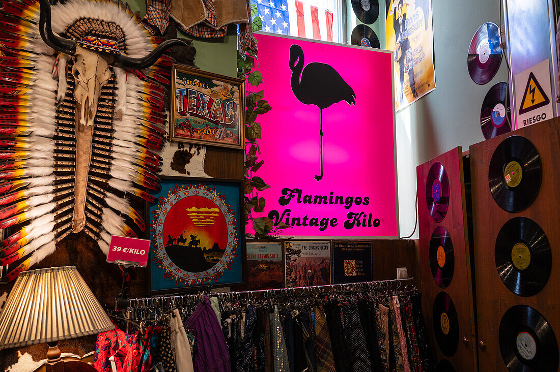 Flamingos im Vintage Kilo Laden in Madrid, Spanien