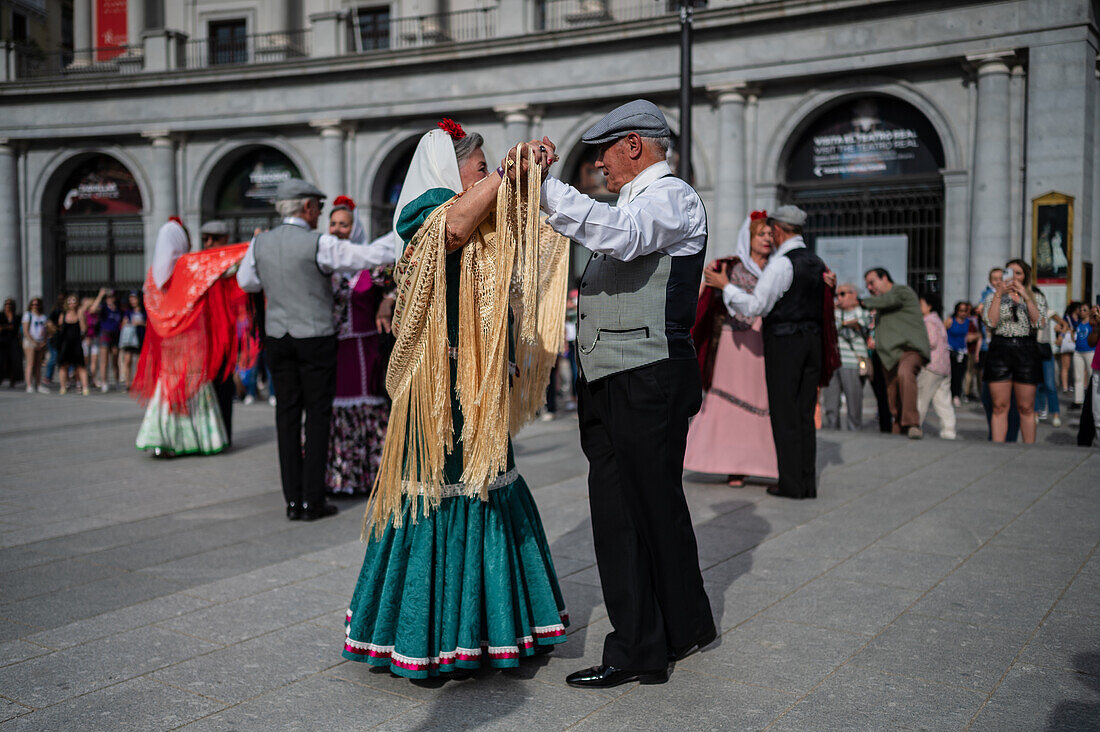 Ältere Tänzerinnen und Tänzer tanzen die traditionellen Chotis während der San-Isidro-Feierlichkeiten in Madrid, Spanien