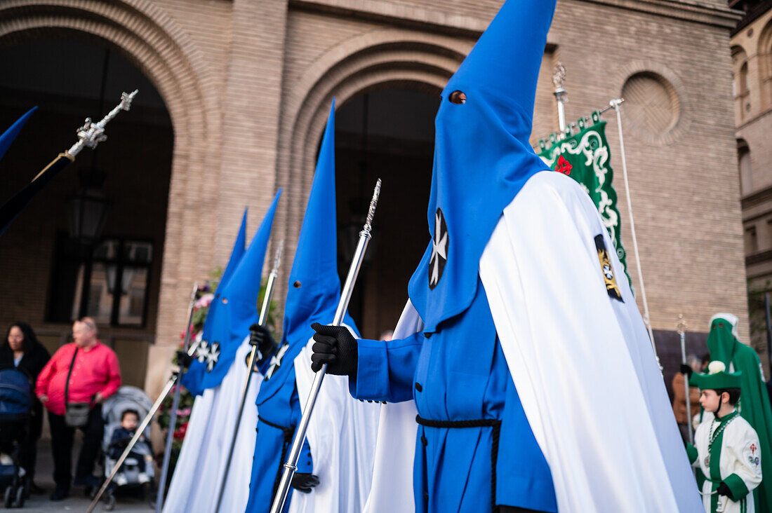 Prozession zur Verkündigung der Karwoche, die den Beginn der neun Tage der Passion auf der Plaza del Pilar in Zaragoza, Spanien, symbolisiert