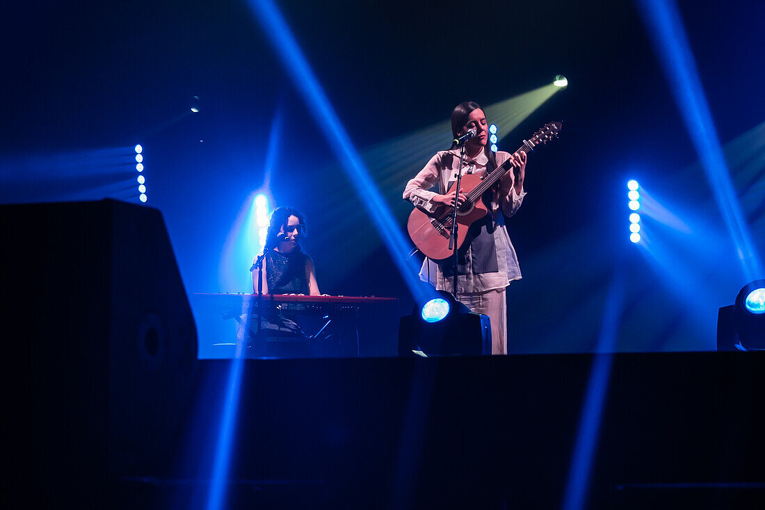 Valeria Castro, Gewinnerin der Preise für den besten Nachwuchskünstler und das beste Roots-Musik-Album, tritt live bei den MIN Independent Music Awards 2024 in Zaragoza, Spanien, auf.