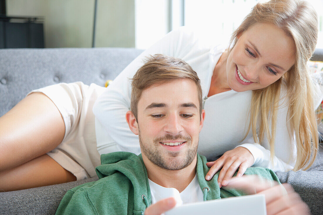 Pärchen auf Sofa mit Smartphone