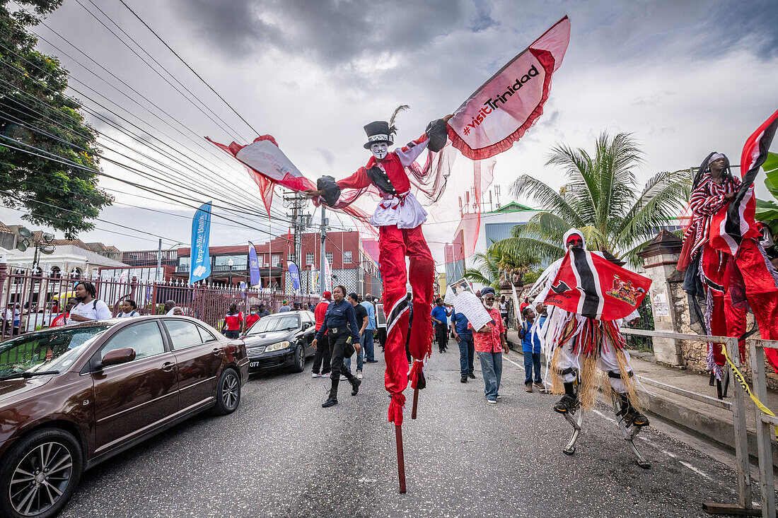 Feier zum Welt-Steel-Pan-Tag Moko-Jumbie-Parade