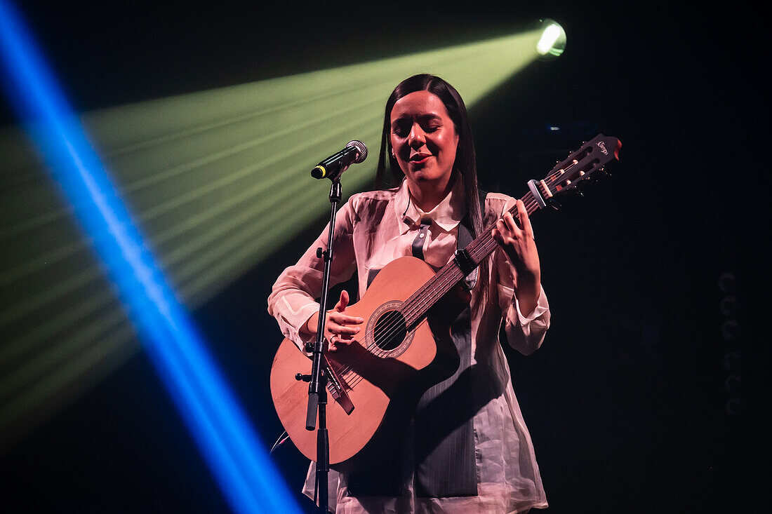 Valeria Castro, Gewinnerin der Preise für den besten Nachwuchskünstler und das beste Roots-Musik-Album, tritt live bei den MIN Independent Music Awards 2024 in Zaragoza, Spanien, auf.