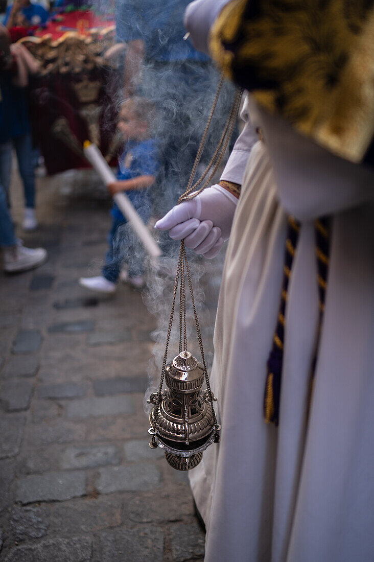 Zehnte Abfahrt des Cruz de Mayo, der Maikreuzprozession der Bruderschaft Jesus el Pobre, Madrid, Spanien.