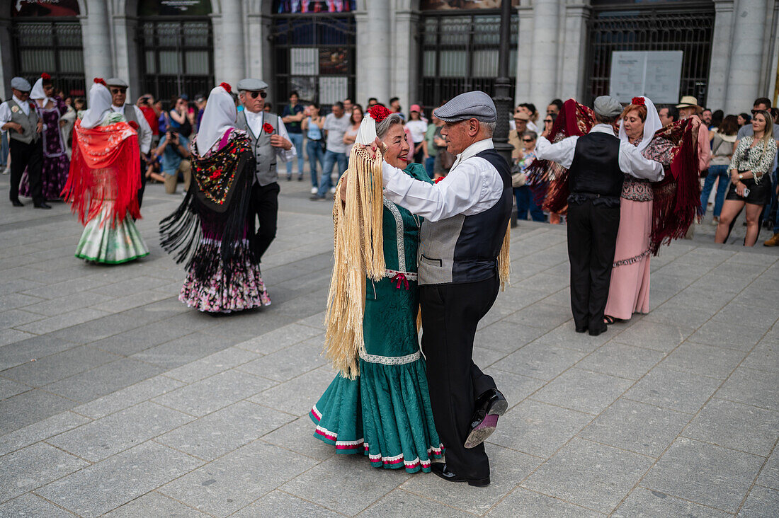 Ältere Tänzerinnen und Tänzer tanzen die traditionellen Chotis während der San-Isidro-Feierlichkeiten in Madrid, Spanien