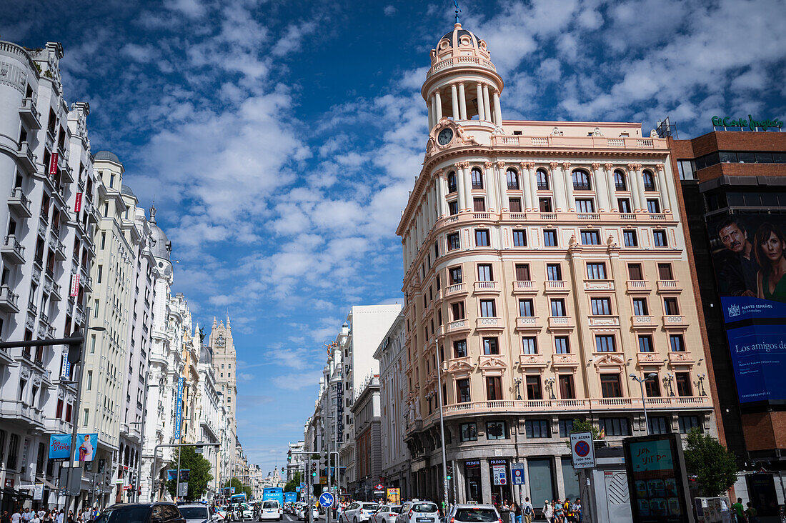 Straßen und Gebäude der Gran Via, Madrid, Spanien