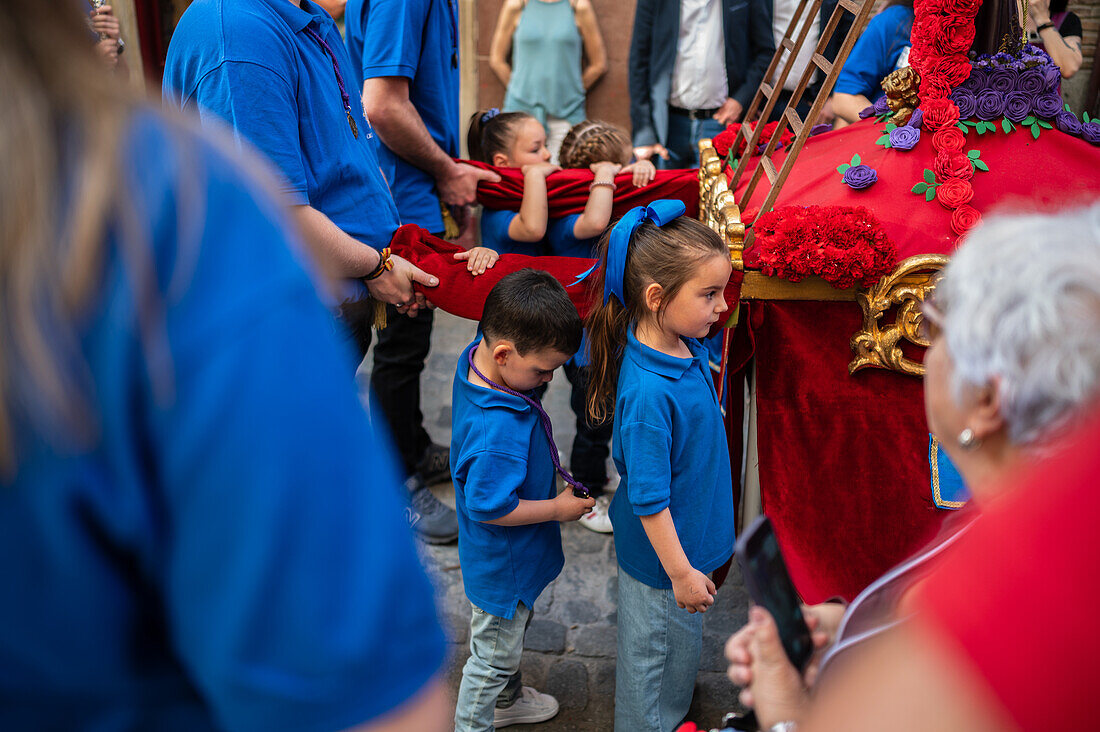 Zehnte Abfahrt des Cruz de Mayo, der Maikreuzprozession der Bruderschaft Jesus el Pobre, Madrid, Spanien.