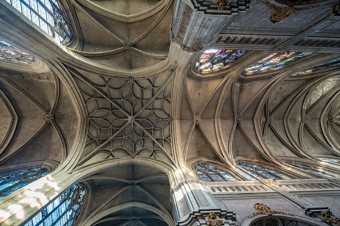 Gewölbearchitektur mit Glasmalerei in Saint Merri, Paris.