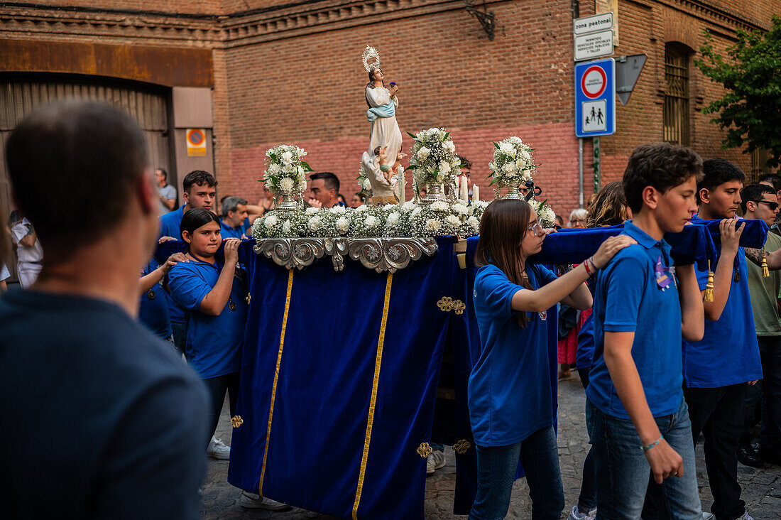 Zehnte Abfahrt des Cruz de Mayo, der Maikreuzprozession der Bruderschaft Jesus el Pobre, Madrid, Spanien.