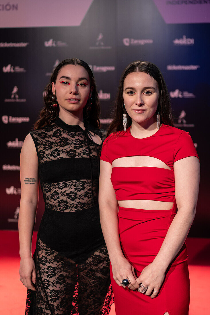 Fillas de Cassandra, ein galicisches Musikduo, das 2022 von María SOA und Sara Faro gegründet wurde, auf dem roten Teppich bei den MIN Independent Music Awards 2024, Zaragoza, Spanien