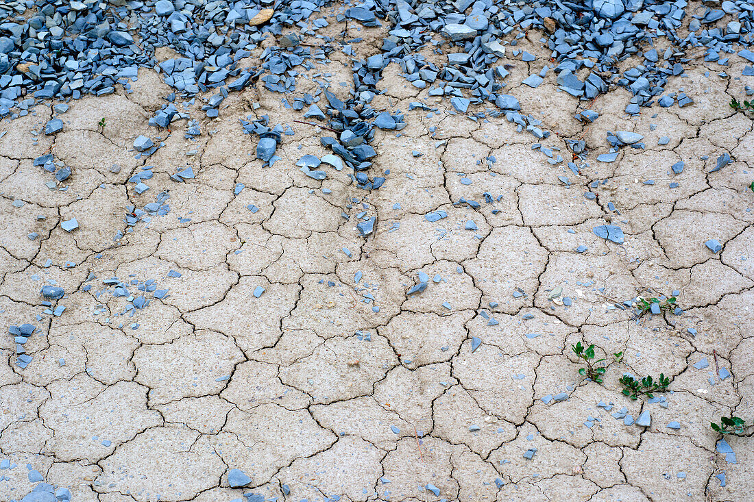 Durch trockenes Klima gerissener Boden. Yesa-Stausee. Aragonien, Spanien, Europa, Konzept des Klimawandels.