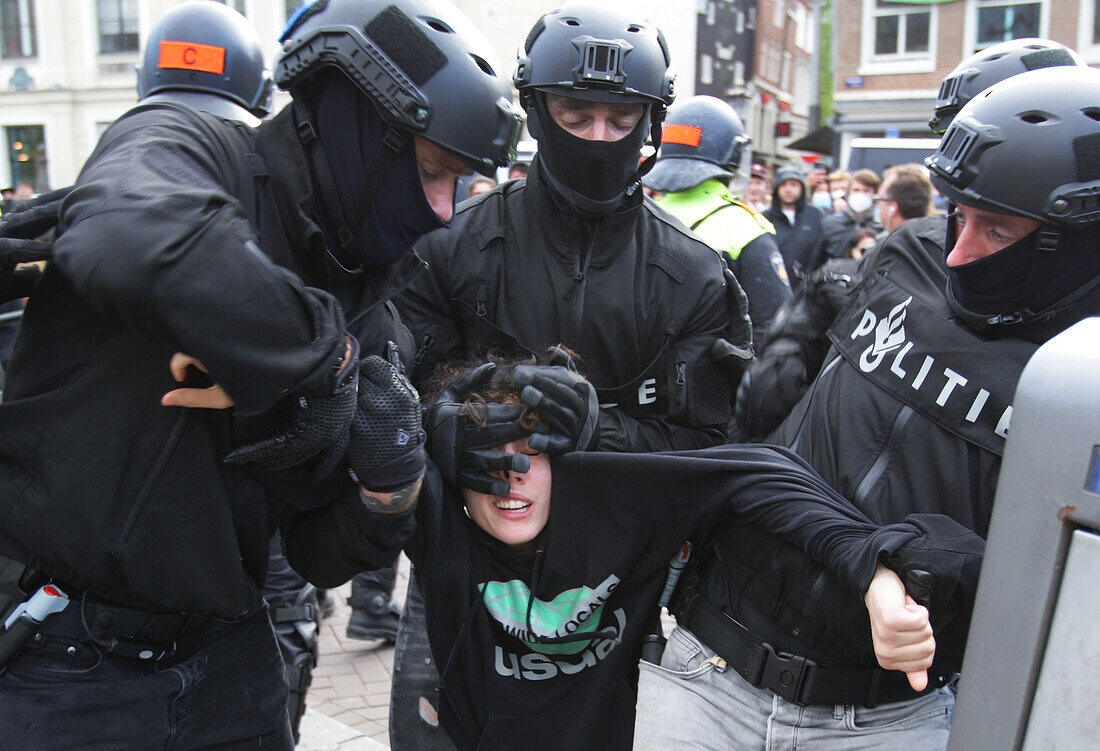 Niederländische Anti-Riot-Polizei durchbricht Barrikaden, die von pro-palästinensischen Studenten errichtet wurden, die gegen den anhaltenden Konflikt zwischen Israel und den Palästinensern an der Universität von Amsterdam protestieren, am 8. Mai 2023 in Amsterdam, Niederlande.