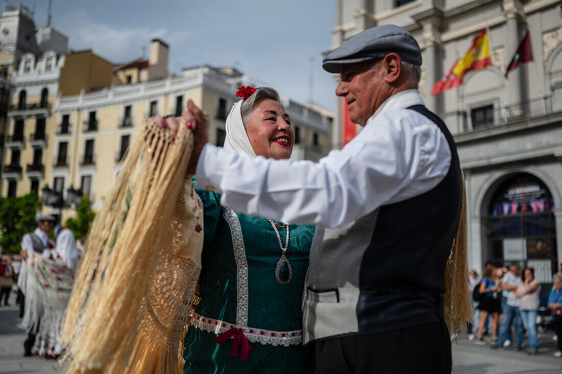 Ältere Tänzerinnen und Tänzer tanzen die traditionellen Chotis während der San-Isidro-Feierlichkeiten in Madrid, Spanien