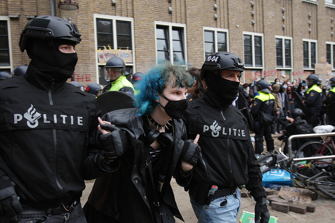 Dutch anti-riot police break through barricades set by students pro-Palestinian protest against the ongoing conflict Israel and the Palestinian at the University of Amsterdam on May 8, 2023 in Amsterdam,Netherlands.