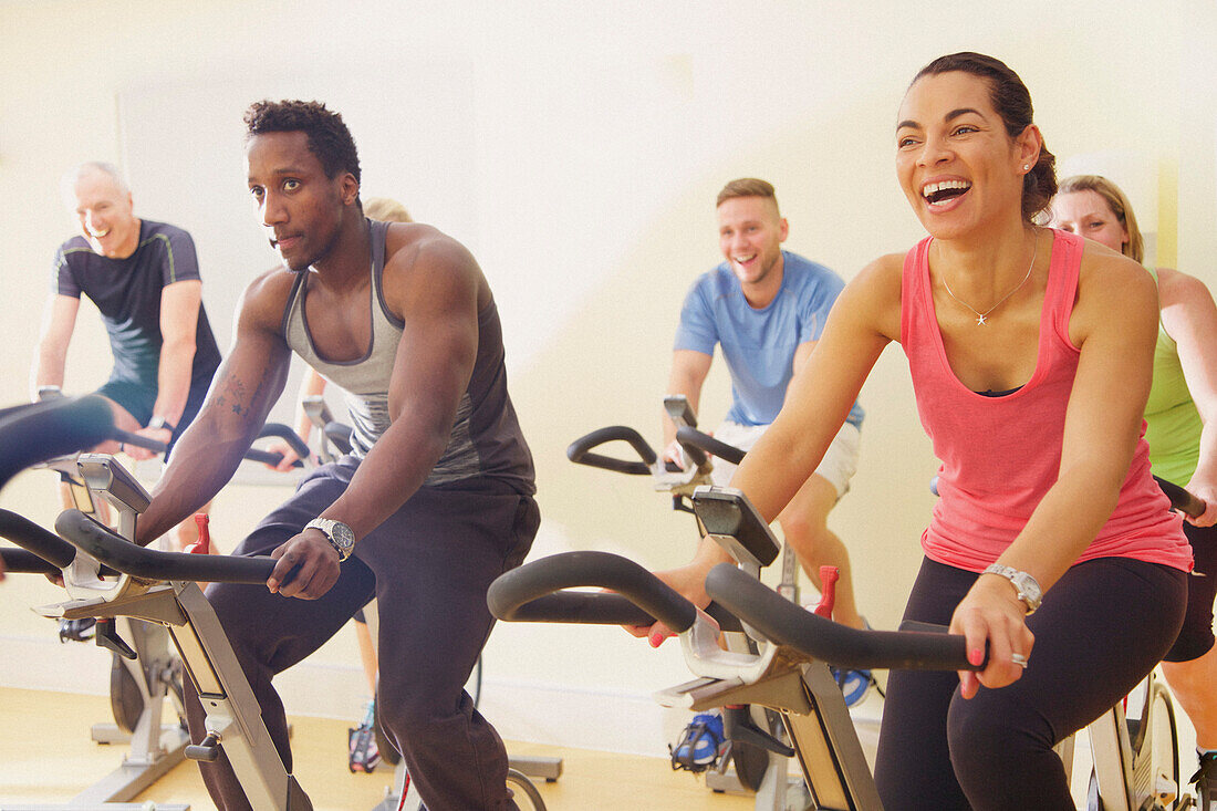 Gruppe von Personen auf dem Heimtrainer im Fitnesskurs