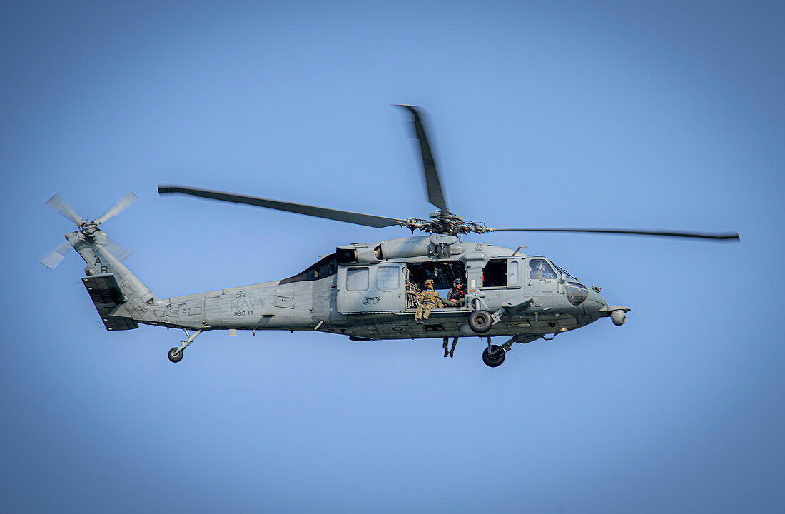 Hubschrauber der U.S. Navy im Flug