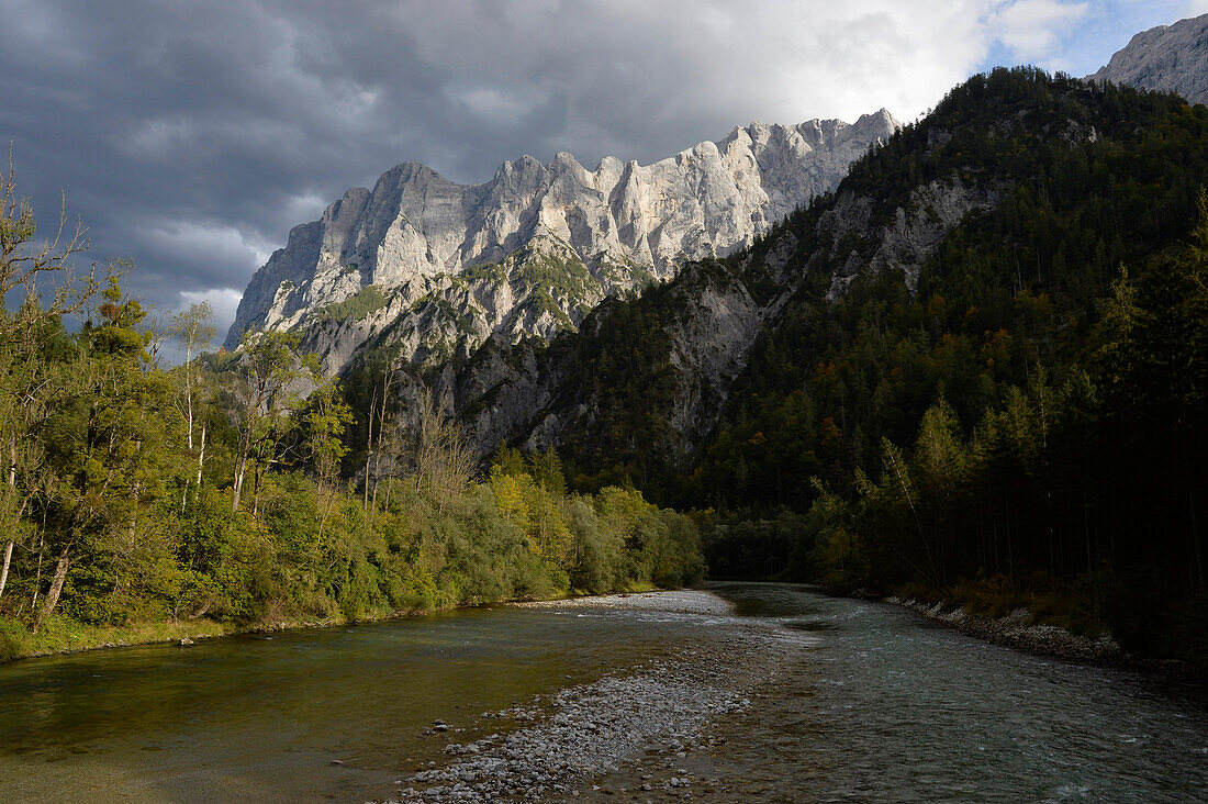 Österreich,Steiermark,ENNSTAL Alpen,die Enns fließt am Fuße des Kalksteinmassivs des Großen Odsteins 2335m