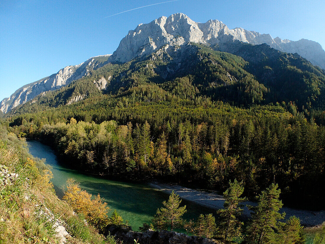 Österreich,Steiermark,ENNSTAL Alpen,das grüne Wasser der Enns fließt am Fuße des Kalksteinmassivs des Großen Odstein 2335m