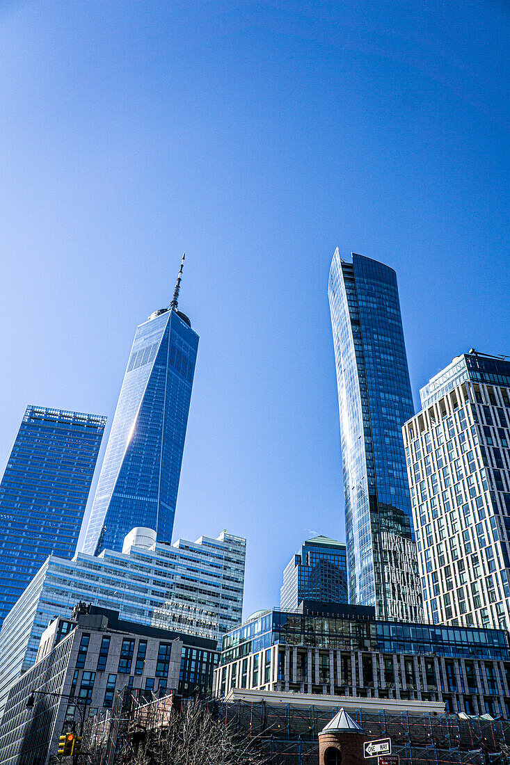 Tiefblick auf das Stadtbild mit 1 World Trade Center (links) und 111 Murray Street (rechts), New York City, New York, USA