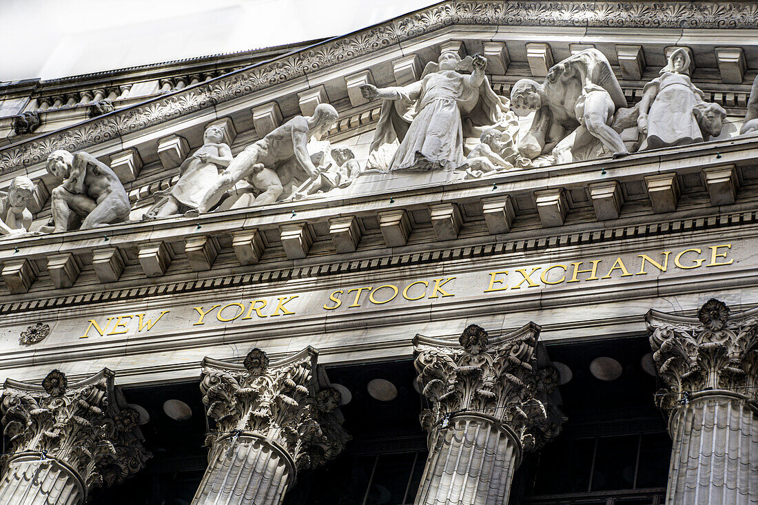 New York Stock Exchange, Außenansicht aus niedrigem Winkel, Financial District, New York City, New York, USA