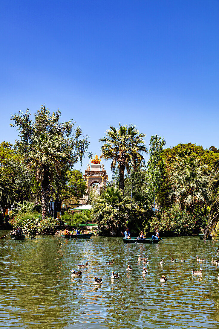 BARCELONA,SPANIEN - 2. JUNI 2019 : Menschen, die eine Bootsfahrt auf dem See im Ciutadella Park in Barcelona genießen.