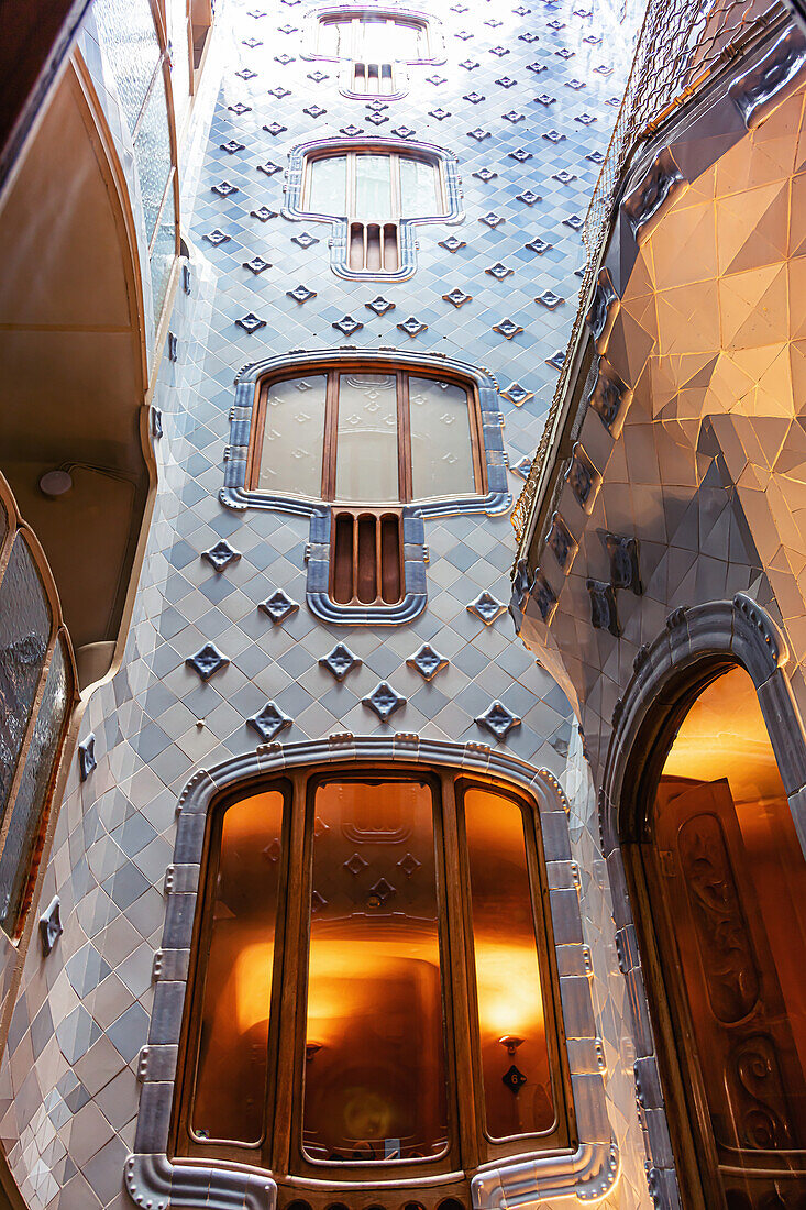 Barcelona,Spanien - 31. Mai bis 2019: Casa Batllo,Gaudis kreatives Haus. Die Casa Batlló wurde 1877 erbaut. Es ist ein berühmtes Gebäude im Zentrum von Barcelona.