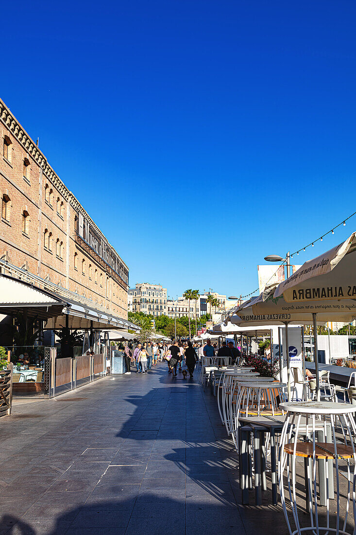 Barcelona,Spanien - 31. Mai 2019: Restaurant-Gasse unter dem Museum für die Geschichte Kataloniens