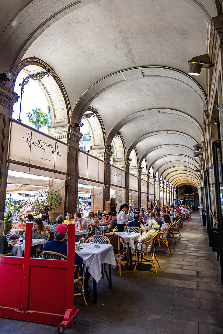 Barcelona,Spanien - 01. Juni 2019: Restaurant unter den Bögen des Placa Reial (Königlicher Platz), einer der belebtesten Plätze in Barcelona, Spanien, im Barri Gothic, in der Nähe von Las Rambla