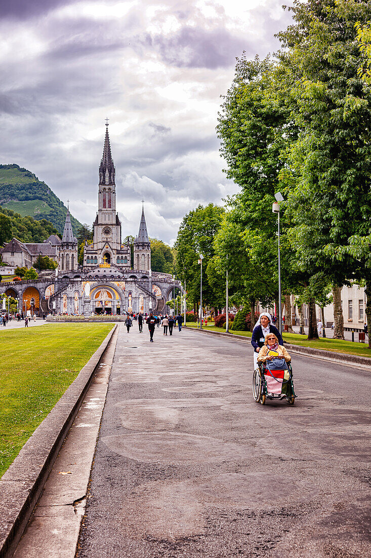 LOURDES - 15. JUNI 2019: Basilika Unserer Lieben Frau vom Rosenkranz in Lourdes, Frankreich