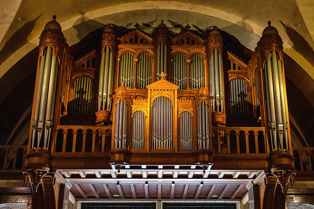 LOURDES,FRANKREICH - 15. JUNI 2019: Innenansicht der massiven Pfeifenorgel in der Rosenkranzbasilika in Lourdes