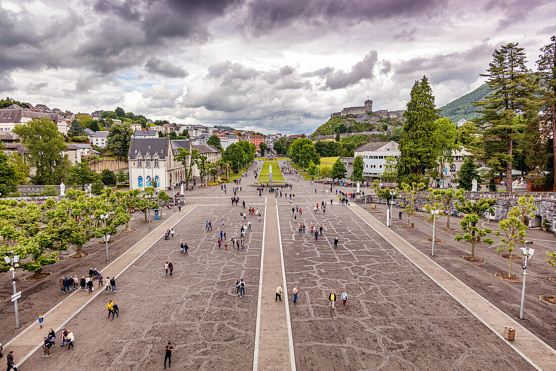 LOURDES - 15. JUNI 2019: Wallfahrtsort Lourdes in Südfrankreich