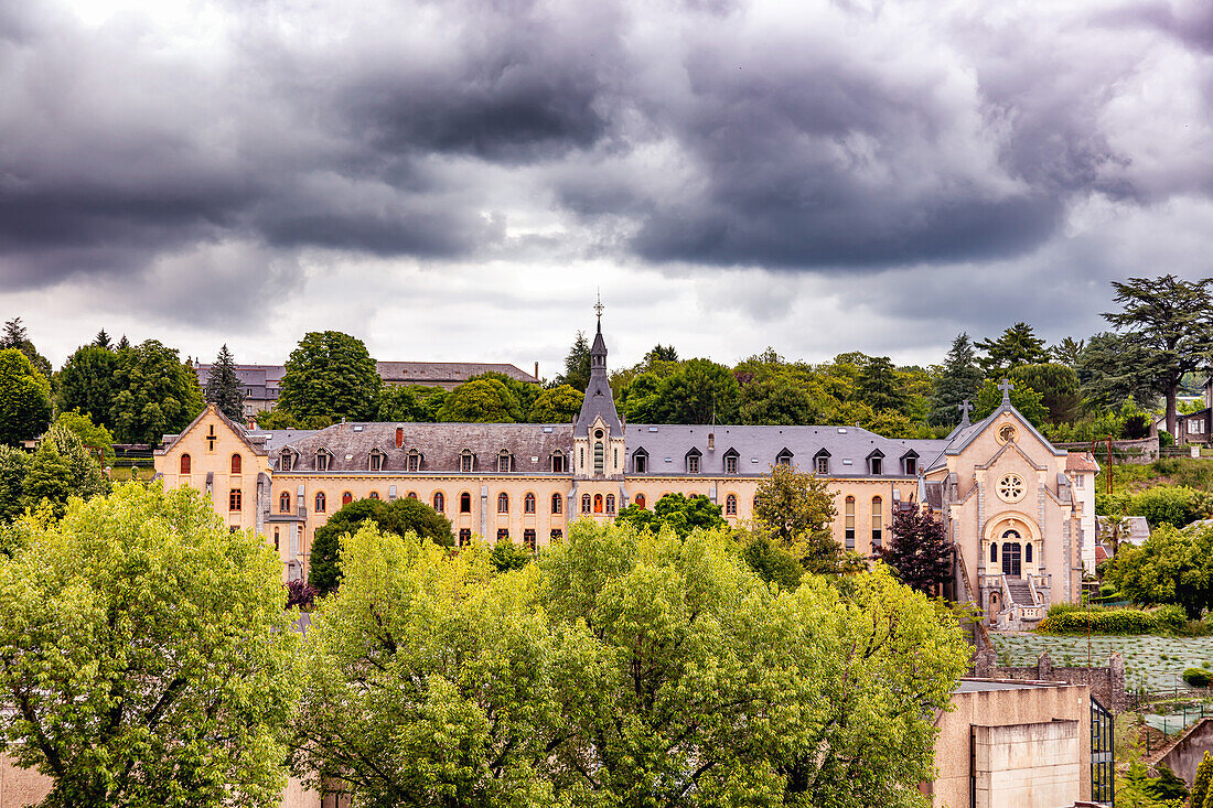 LOURDES - 15. JUNI 2019: Kloster der Karmeliterinnen