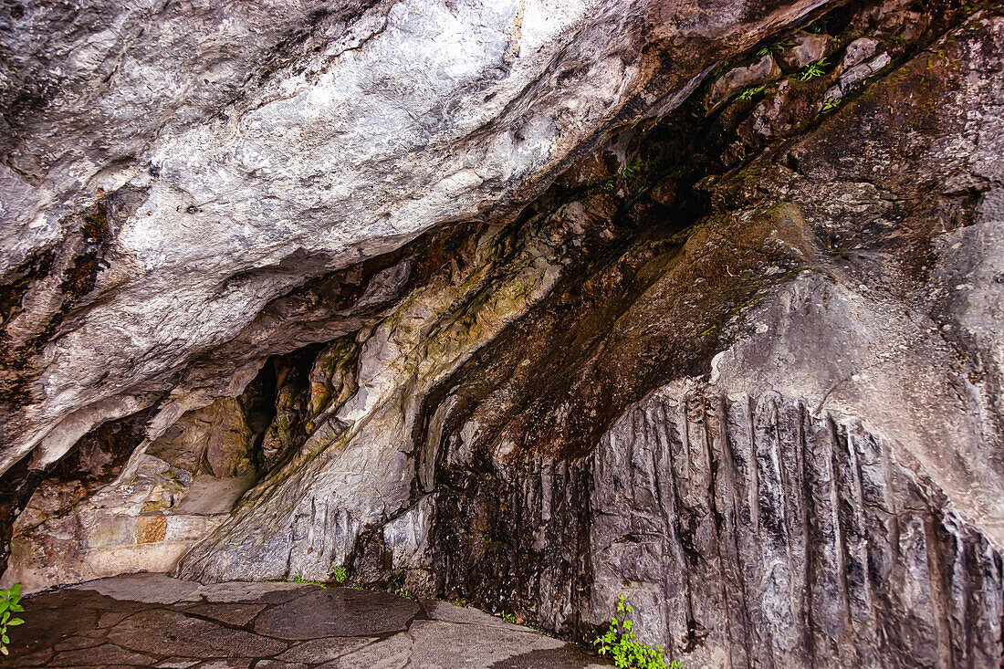 LOURDES - 15. JUNI 2019: Grotte von Lourdes, Frankreich