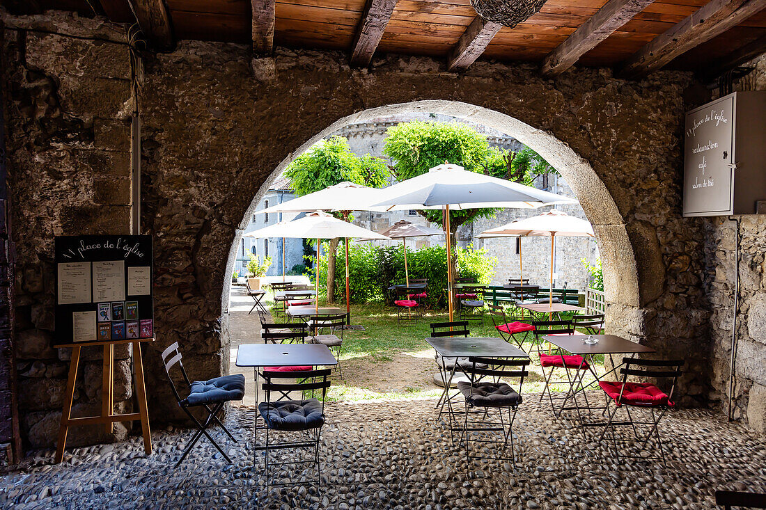 Bar Restaurant - 11 Platz der Kirche - im Dorf von Saint Lizier im Departement Ariege,Pyrenäen,Occitanie,Frankreich