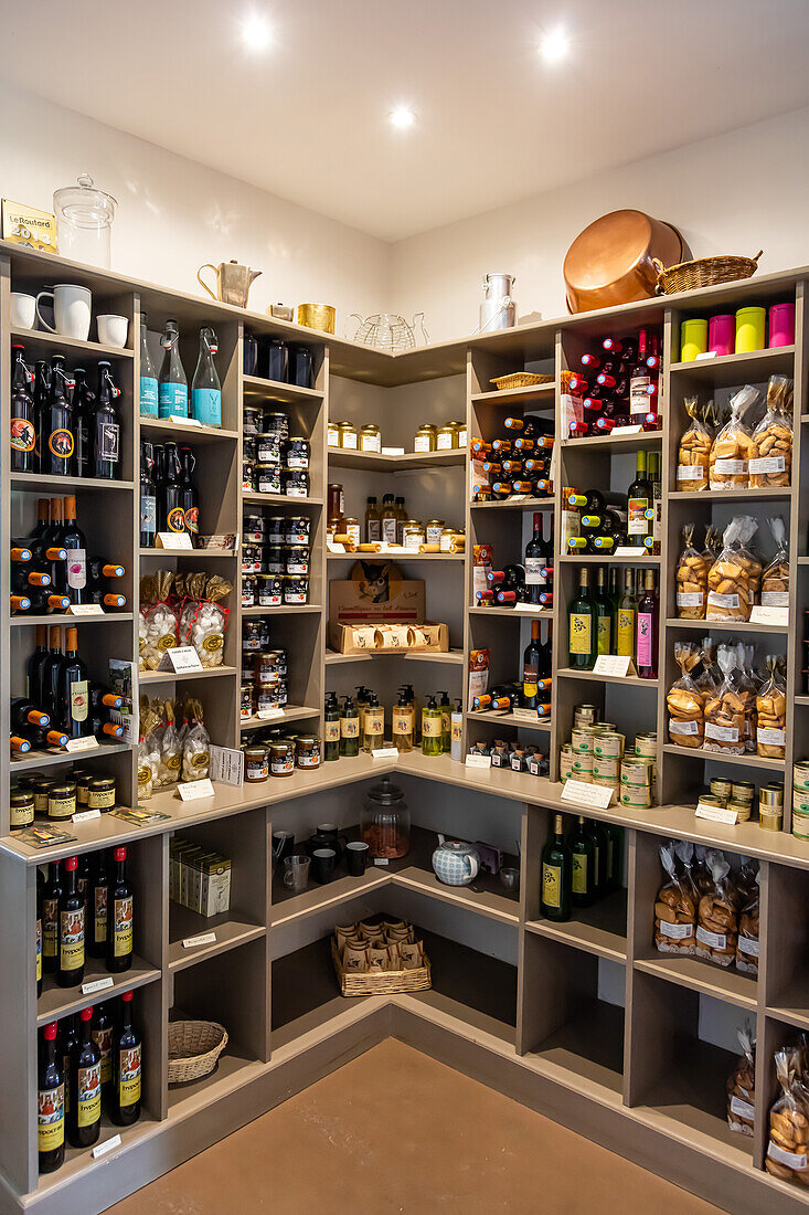 Bar restaurant - Armoire de produits artisanaux,11 place de l'eglise - dans le village de Saint Lizier dans le departement de l'Ariege,Pyrenees,Occitanie,France