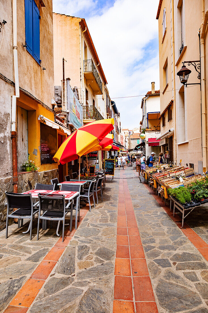 Banyuls-sur-Mer - 21. Juli 2019: Einkaufsstraße Saint Pierre,Banyuls-sur-Mer,Pyrenees-Orientales,Katalonien,Languedoc-Roussillon,Frankreich