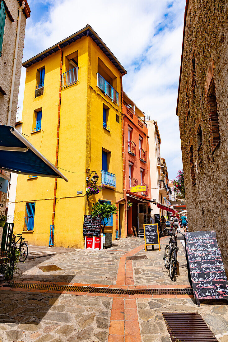 Banyuls-sur-Mer - 21. Juli 2019: Einkaufsstraße Saint Pierre,Banyuls-sur-Mer,Pyrenees-Orientales,Katalonien,Languedoc-Roussillon,Frankreich