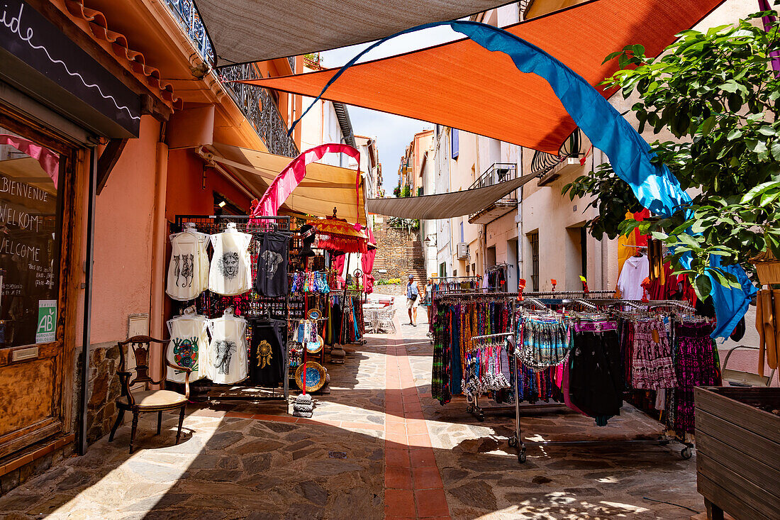 Banyuls-sur-Mer - 21. Juli 2019: Einkaufsstraße Saint Pierre,Banyuls-sur-Mer,Pyrenees-Orientales,Katalonien,Languedoc-Roussillon,Frankreich