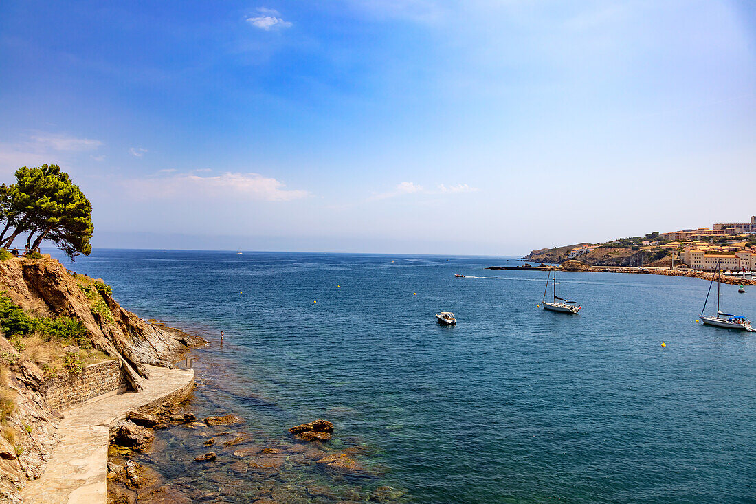 Banyuls-sur-Mer - 21 Juli 2019: Küste von Banyuls-sur-Mer,Pyrenees-Orientales,Katalonien,Languedoc-Roussillon,Frankreich