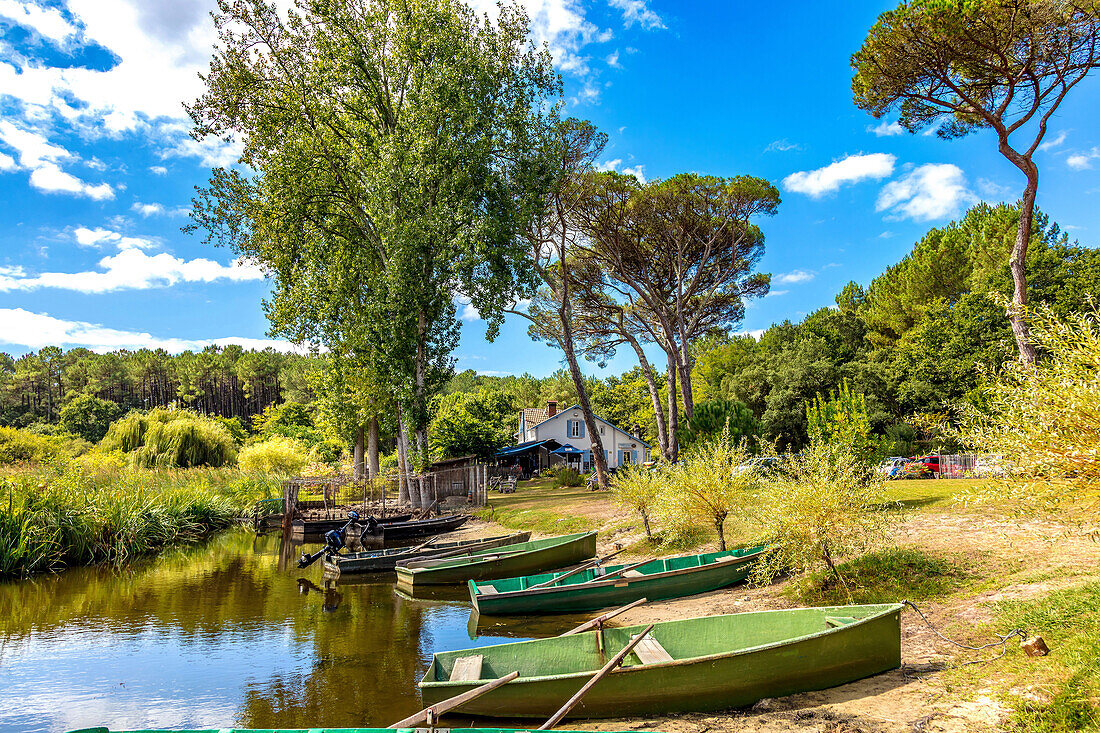 Seignosse,Landes,France - September 06,2019 - Blick auf die Boote vor dem Hardy Pond