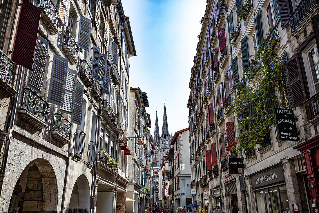 Bayonne,Frankreich - 06. September 2019 - Einkaufsstraße der Stadt Bayonne.