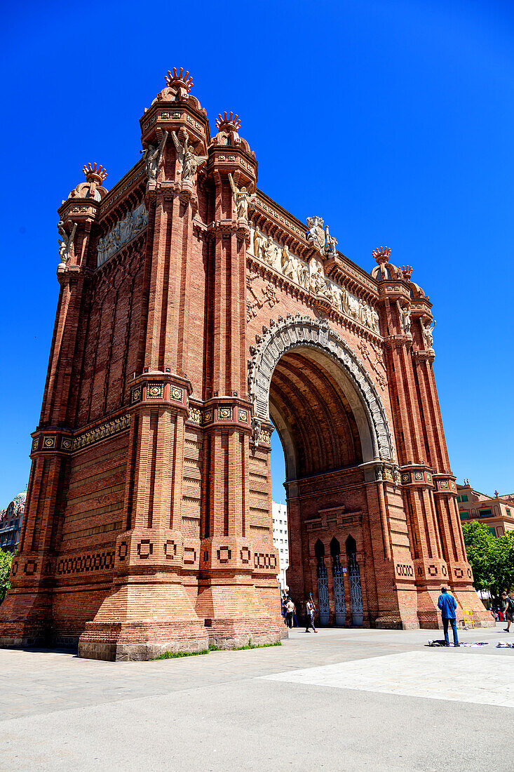 BARCELONA,SPANIEN- 31.MAI 2019 : Triumphbogen von Barcelona. Der Triumphbogen wurde als Haupttor für die Weltausstellung 1888 in Barcelona von Josep Vilaseca i Casanovas errichtet.