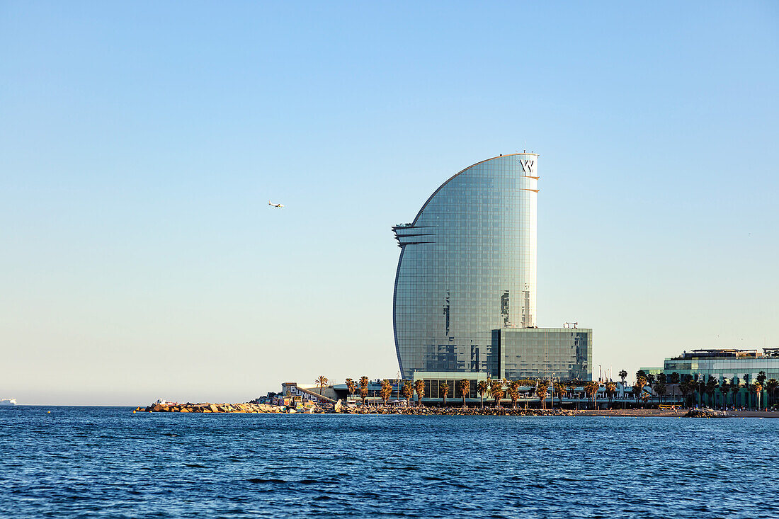 BARCELONA, SPANIEN - 31. MAI 2019. Frontalansicht des W Barcelona Hotel, entworfen vom Architekten Ricardo Bofill.   Das Hotel Vela befindet sich am Ende des Strandes Barceloneta.