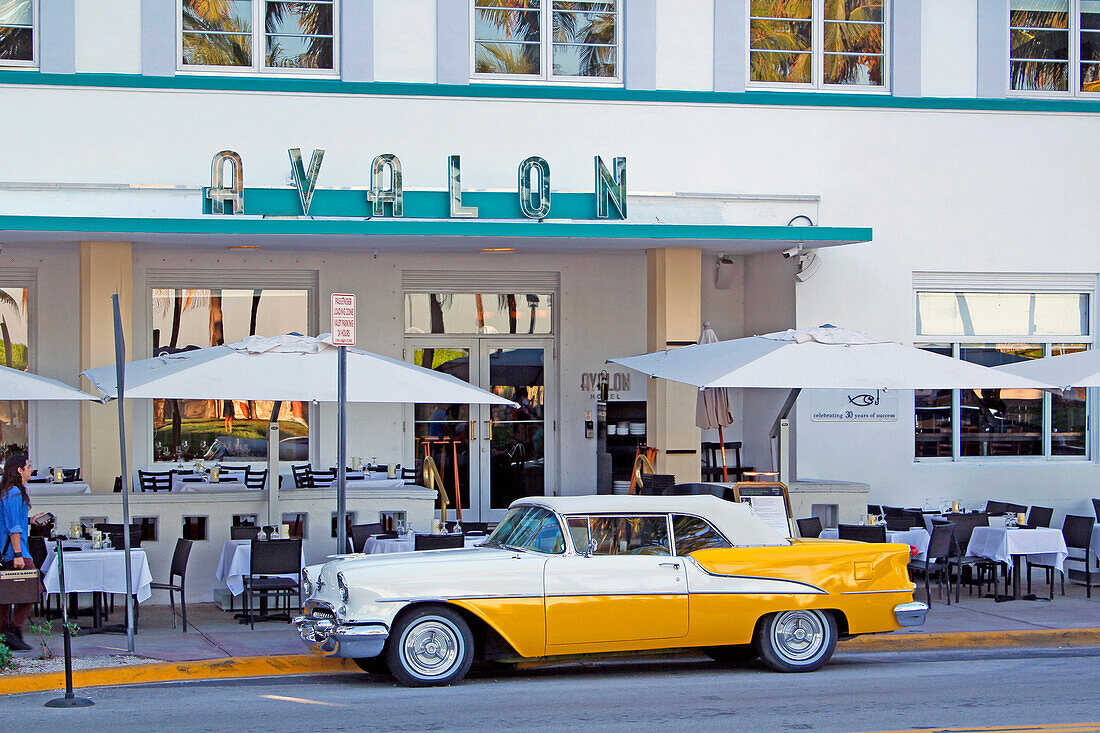 USA. Florida. Miami. Miami Strand. South Beach. Ocean Drive. Sammlung Auto geparkt.