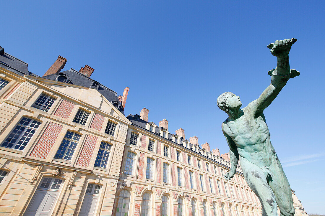 Seine und Marne. Fontainebleau. Schloss Fontainebleau von den Gärten aus gesehen. Im Vordergrund eine Skulptur.