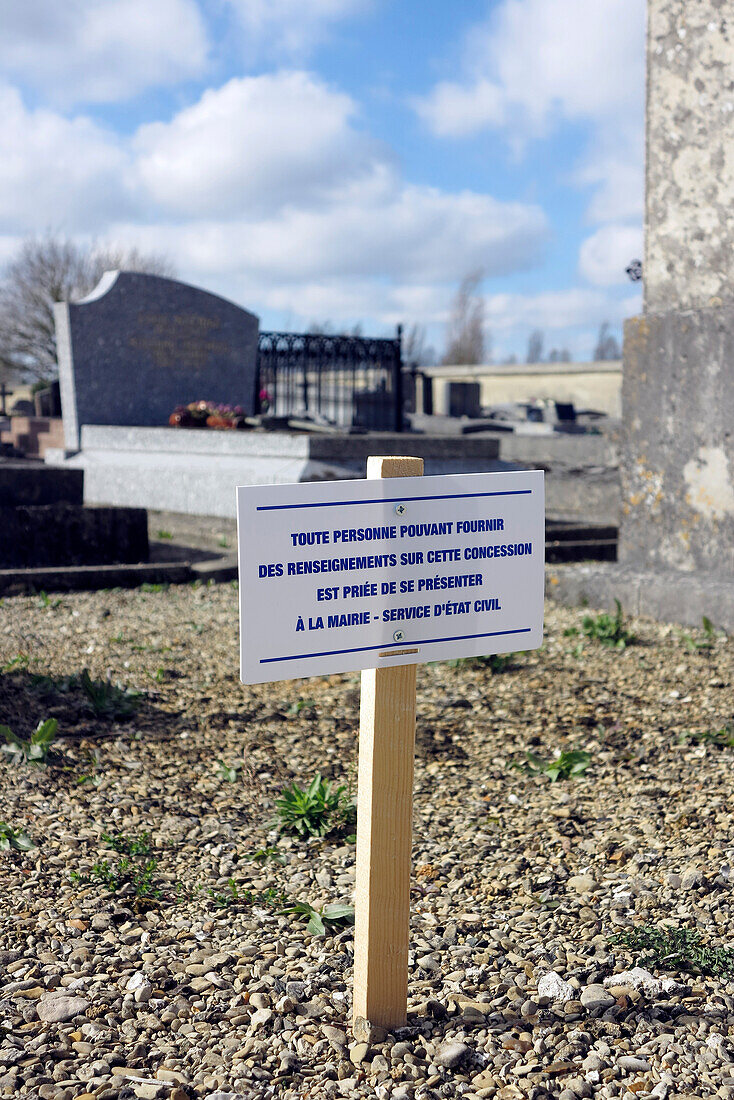 Seine und Marne. Friedhof. Schild links vom Rathaus für die Suche nach Informationen über eine Konzession im Gange oder Ankunft am Ende.