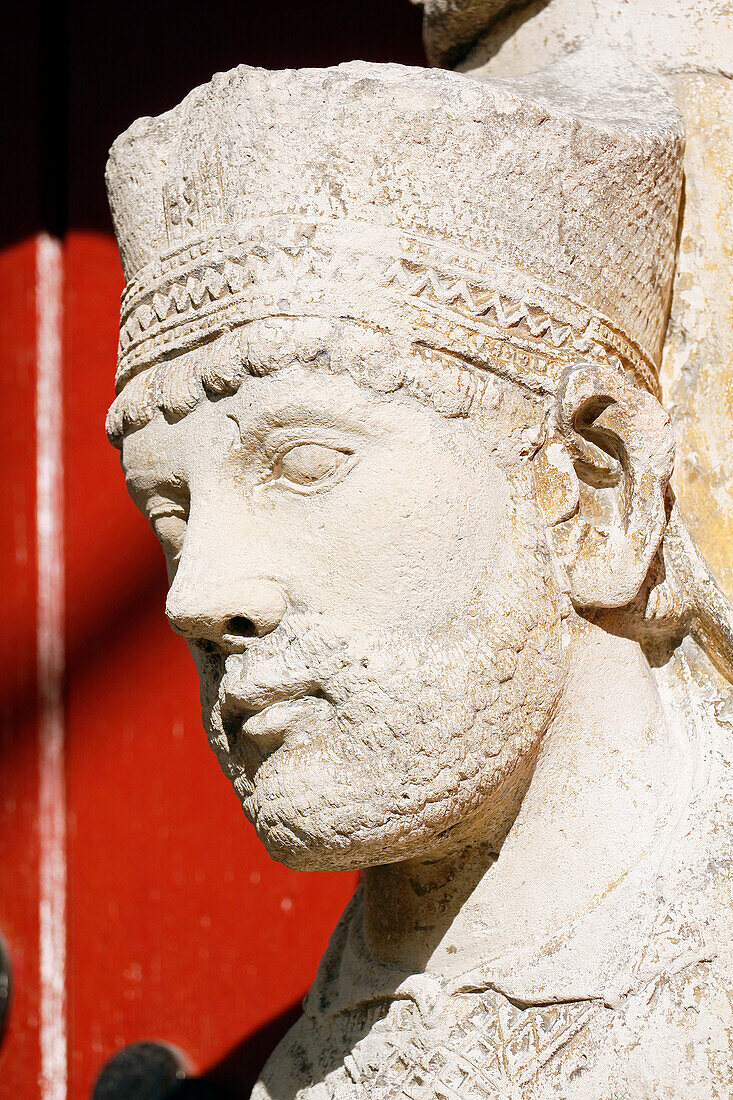 Seine und Marne. Heiliger Loup von Naud. Die Kirche Saint Loup, ein Meisterwerk der Romanik. Nahaufnahme der Skulpturen des Tores aus dem 12. Jahrhundert, heute restauriert.