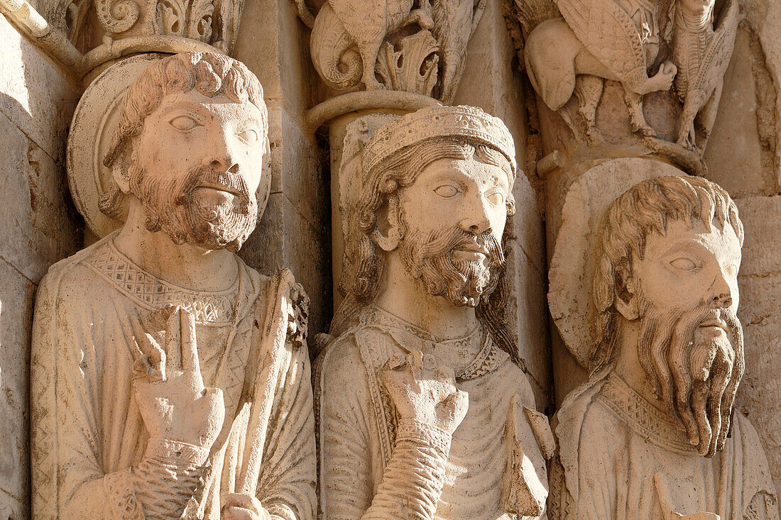 Seine und Marne. Heiliger Loup von Naud. Die Kirche Saint Loup, ein Meisterwerk der Romanik. Nahaufnahme der Skulpturen des Tores aus dem 12. Jahrhundert, heute restauriert.