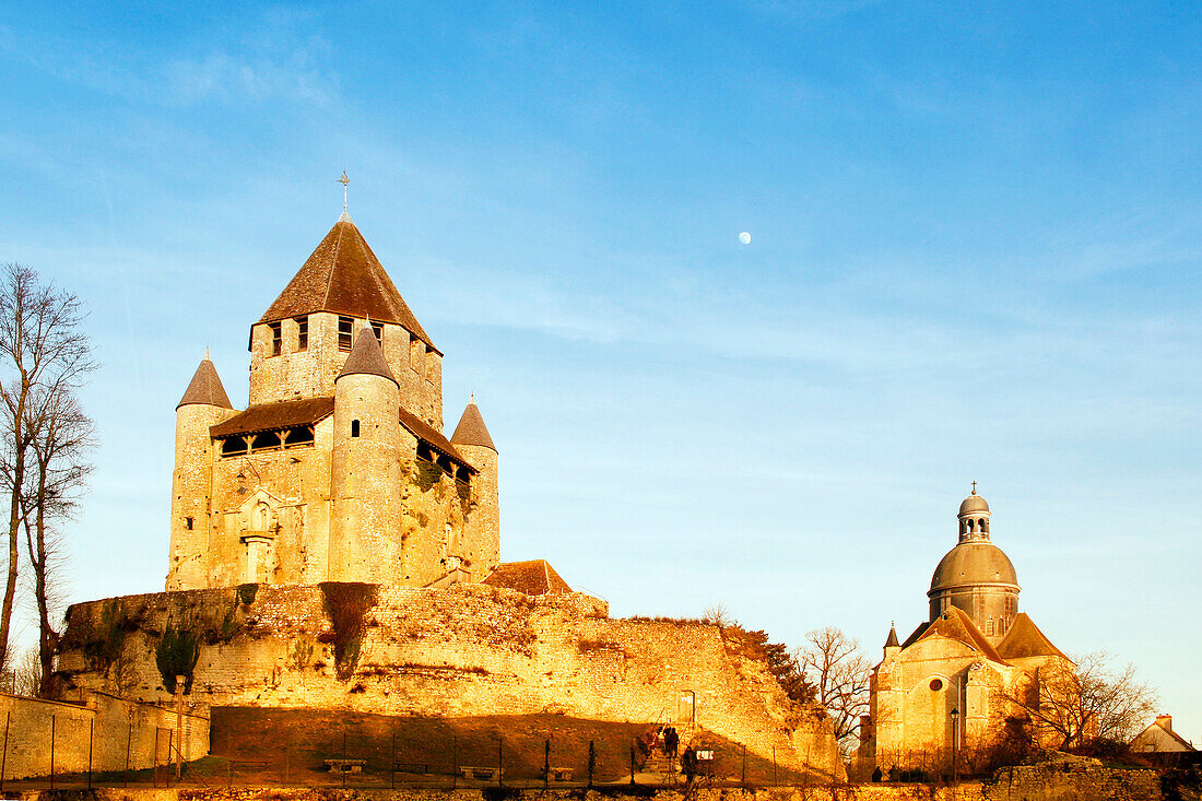 Seine und Marne. Provins, mittelalterliche Stadt, Stiftskirche Saint-Quiriace rechts und Caesar-Turm links bei Sonnenuntergang.